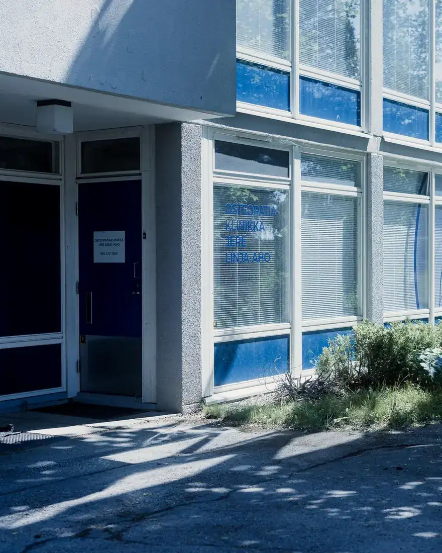 Vastaanoton rakennus Itäportissa. Ikkunassa lukee Osteopatiaklinikka Jere Linja-aho.