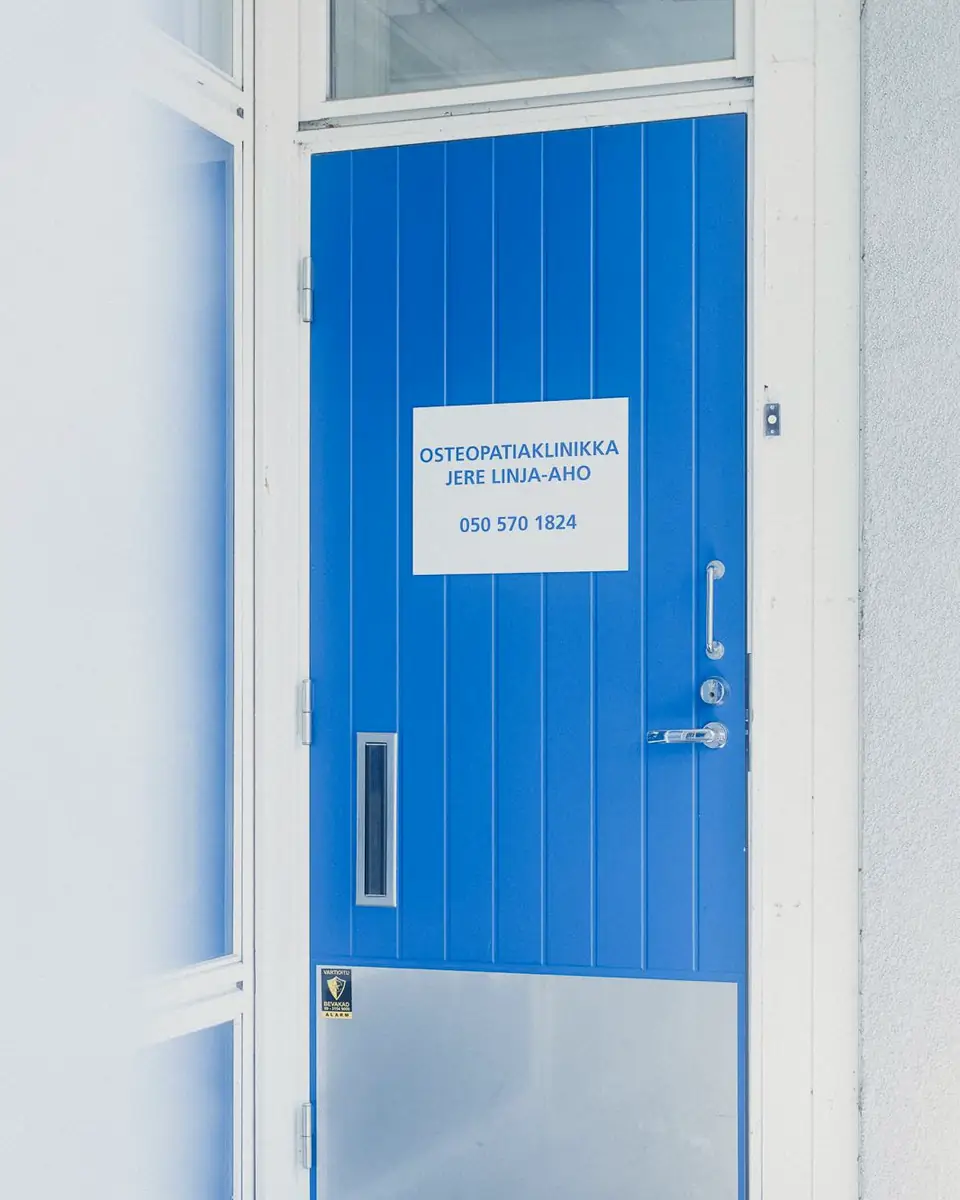 Sininen ovi, jossa on kyltti: Osteopatiaklinikka Jere Linja-aho, 050 570 1824.